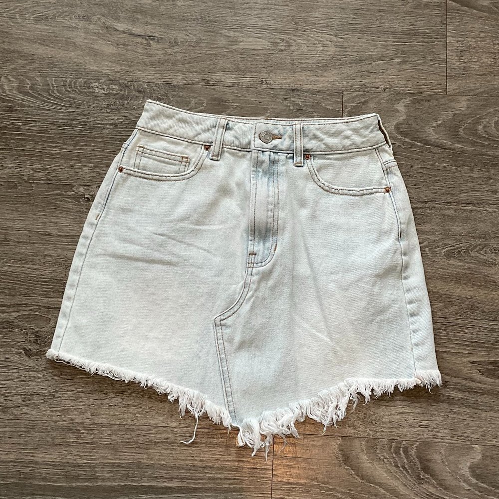 PacSun Denim Jean Mini Skirt Raw Hem Light Wash Size 26 EUC